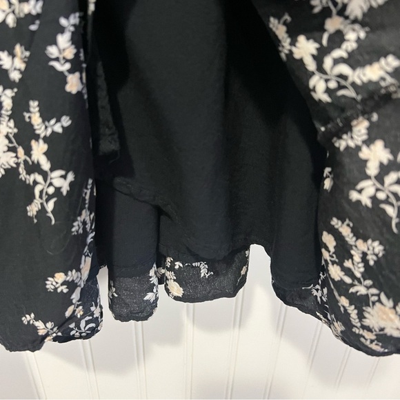 Abercrombie & Fitch Black and White Floral Wrap dress size medium petite - Picture 12 of 13